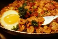 Домашняя паста с томатом, паприкой и чабрецом