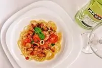 Паста с морепродуктами в томатном соусе с белым вином