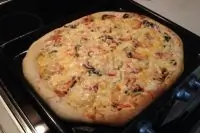 Пицца с курицей и сливочным соусом