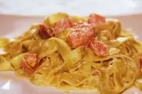 Феттуччини с крабом, томатной пастой и зеленым луком