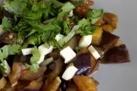 Тёплый салат с баклажанами, миндалем и козьим сыром