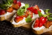 Брускетта со спелой клубникой и сыром рикотта