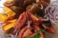 Сезонный салат из трех видов помидоров