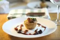 Пирог с печенью, карамелизированным луком и клюквенно-мятным соусом