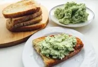 Закрытые бутерброды с зеленью и яйцом