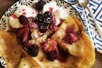 Десерт из фруктов и вина