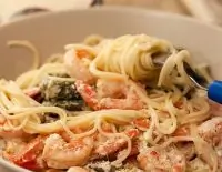 Паста со спаржей и креветками в сливочном соусе