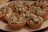 Тарталетки с салатом из тунца