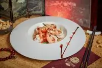 Салат из папайи, креветок и кешью