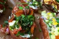 Брусскетта с томатом, рукколой, омлетом и ореховым соусом