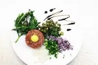 Тартар из говядины с перепелиными яйцами