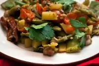 Чечевица с овощами и беконом