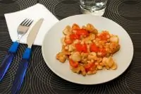 Гребешки с помидорами и грибами