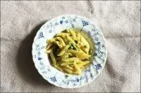 Пенне со спаржей и яичным соусом