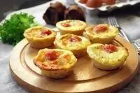 Мини запеканки с овощами и моцареллой