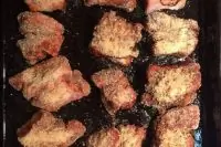 Свиные ребрышки с соусом из сельдерея и петрушки