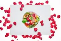 Овощной салат с малиной и фезалисом, заправленный легким гаспачо