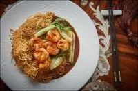 Хрустящая лапша с креветками и романо