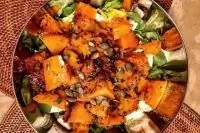 Салат с печеной тыквой и брынзой