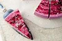 Сыроедческий малиновый пирог с кешью