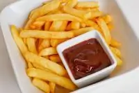 Картофель фри в чесночно-томатном соусе