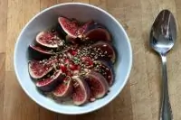 Овсяные хлопья с гранатом и инжиром