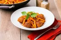 Митболы из говядины с пенне в пикантном томатном соусе