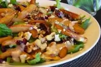 Салат с яблоками и сыром с плесенью