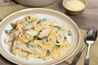 Спагетти с курицей в сметаном соусе