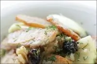 Салат с индейкой, яблоком и мятой