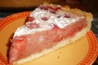 Сметанный клубничный пирог