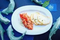 Тартар из лосося с выжимкой из красной икры