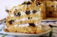 Медовик со сметаной и черносливом