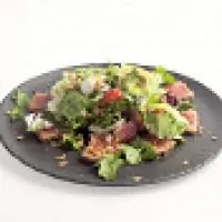 Салат с тунцом и молодым сыром