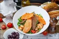 Салат из рукколы и креветок с бальзамическим кремом и чипсами из батата