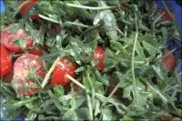 Салат из рукколы с медово-горчичным соусом