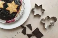 Песочная тарталетка с черной смородиной