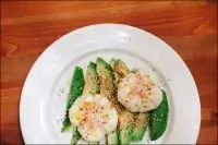 Яйцо пашот на подушке из авокадо с жаренным кунжутом