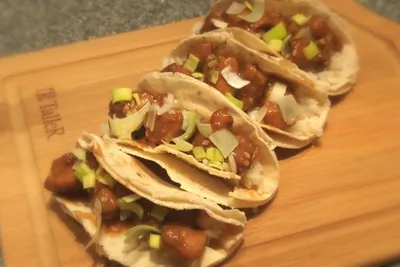 Мини тако с курицей терияки