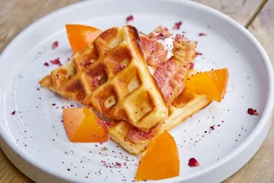 Вафли с беконом, медом и хурмой