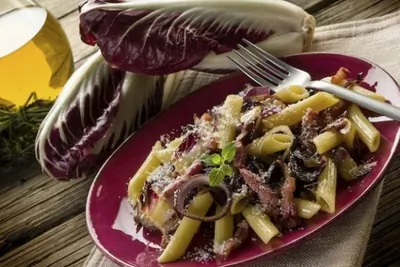 Паста с радиккьо, панчеттой и луком