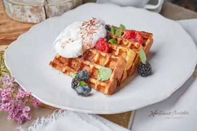 Бельгийские вафли с меренгой и свежими ягодами