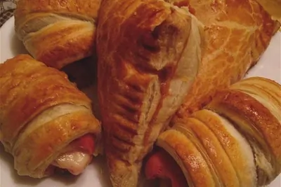 Сосиски с сыром в слоеном тесте