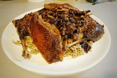 Дикий гусь с яблоками и черносливом