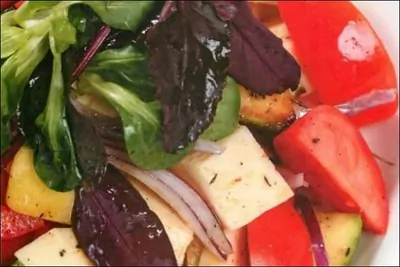 Салат с кабачками, помидорами и сыром