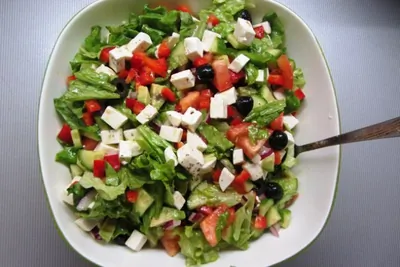 Греческий салат с авокадо