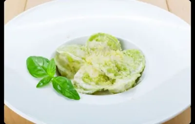Зеленые равиоли со сливочным соусом