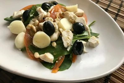 Салат с хурмой и кедровыми орешками