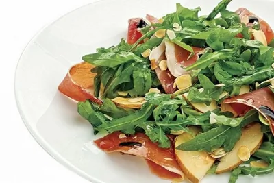 Салат с беконом и грушей