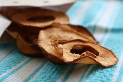 Яблочные чипсы с корицей